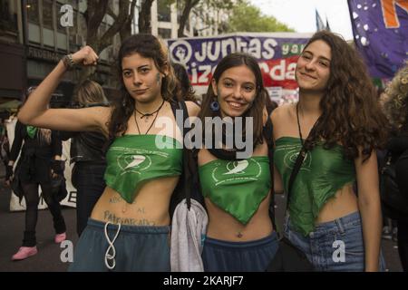 Am 29. September 2017 marschierten Frauenhaushälter von der Plaza de Mayo zum Kongress in Buenos Aires, Argentinien, unter dem Motto "legale, sichere und freie Abtreibung". Darüber hinaus wurde versucht, die geschlechtsspezifische Gewalt, der Frauen, Lesben und Trans ausgesetzt sind, sichtbar zu machen; Die verschiedenen Situationen der Verletzung des Rechts auf reproduktive Gesundheit und die Forderung nach der Debatte und Genehmigung des Gesetzentwurfs über die freiwillige Unterbrechung der Schwangerschaft, der von der Nationalen Kampagne für das Recht auf legale, sichere und kostenlose Abtreibung zum sechsten Mal im Kongress vorgestellt wurde. (Foto von Matias Jovet/NurPhoto) Stockfoto