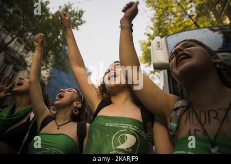 Am 29. September 2017 marschierten Frauenhaushälter von der Plaza de Mayo zum Kongress in Buenos Aires, Argentinien, unter dem Motto "legale, sichere und freie Abtreibung". Darüber hinaus wurde versucht, die geschlechtsspezifische Gewalt, der Frauen, Lesben und Trans ausgesetzt sind, sichtbar zu machen; Die verschiedenen Situationen der Verletzung des Rechts auf reproduktive Gesundheit und die Forderung nach der Debatte und Genehmigung des Gesetzentwurfs über die freiwillige Unterbrechung der Schwangerschaft, der von der Nationalen Kampagne für das Recht auf legale, sichere und kostenlose Abtreibung zum sechsten Mal im Kongress vorgestellt wurde. (Foto von Matias Jovet/NurPhoto) Stockfoto