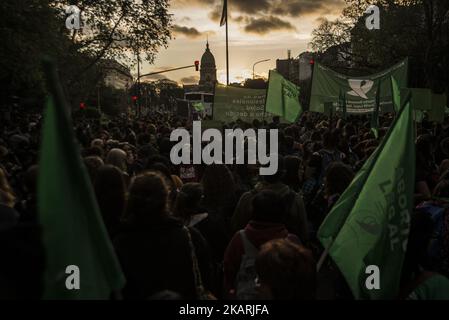 Am 29. September 2017 marschierten Frauenhaushälter von der Plaza de Mayo zum Kongress in Buenos Aires, Argentinien, unter dem Motto "legale, sichere und freie Abtreibung". Darüber hinaus wurde versucht, die geschlechtsspezifische Gewalt, der Frauen, Lesben und Trans ausgesetzt sind, sichtbar zu machen; Die verschiedenen Situationen der Verletzung des Rechts auf reproduktive Gesundheit und die Forderung nach der Debatte und Genehmigung des Gesetzentwurfs über die freiwillige Unterbrechung der Schwangerschaft, der von der Nationalen Kampagne für das Recht auf legale, sichere und kostenlose Abtreibung zum sechsten Mal im Kongress vorgestellt wurde. (Foto von Matias Jovet/NurPhoto) Stockfoto