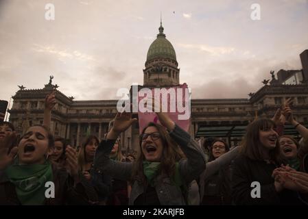 Am 29. September 2017 marschierten Frauenhaushälter von der Plaza de Mayo zum Kongress in Buenos Aires, Argentinien, unter dem Motto "legale, sichere und freie Abtreibung". Darüber hinaus wurde versucht, die geschlechtsspezifische Gewalt, der Frauen, Lesben und Trans ausgesetzt sind, sichtbar zu machen; Die verschiedenen Situationen der Verletzung des Rechts auf reproduktive Gesundheit und die Forderung nach der Debatte und Genehmigung des Gesetzentwurfs über die freiwillige Unterbrechung der Schwangerschaft, der von der Nationalen Kampagne für das Recht auf legale, sichere und kostenlose Abtreibung zum sechsten Mal im Kongress vorgestellt wurde. (Foto von Matias Jovet/NurPhoto) Stockfoto