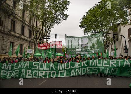 Am 29. September 2017 marschierten Frauenhaushälter von der Plaza de Mayo zum Kongress in Buenos Aires, Argentinien, unter dem Motto "legale, sichere und freie Abtreibung". Darüber hinaus wurde versucht, die geschlechtsspezifische Gewalt, der Frauen, Lesben und Trans ausgesetzt sind, sichtbar zu machen; Die verschiedenen Situationen der Verletzung des Rechts auf reproduktive Gesundheit und die Forderung nach der Debatte und Genehmigung des Gesetzentwurfs über die freiwillige Unterbrechung der Schwangerschaft, der von der Nationalen Kampagne für das Recht auf legale, sichere und kostenlose Abtreibung zum sechsten Mal im Kongress vorgestellt wurde. (Foto von Matias Jovet/NurPhoto) Stockfoto