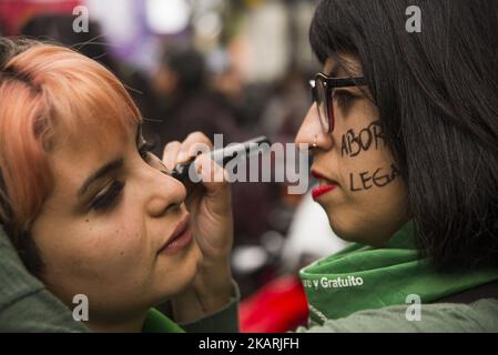 Am 29. September 2017 marschierten Frauenhaushälter von der Plaza de Mayo zum Kongress in Buenos Aires, Argentinien, unter dem Motto "legale, sichere und freie Abtreibung". Darüber hinaus wurde versucht, die geschlechtsspezifische Gewalt, der Frauen, Lesben und Trans ausgesetzt sind, sichtbar zu machen; Die verschiedenen Situationen der Verletzung des Rechts auf reproduktive Gesundheit und die Forderung nach der Debatte und Genehmigung des Gesetzentwurfs über die freiwillige Unterbrechung der Schwangerschaft, der von der Nationalen Kampagne für das Recht auf legale, sichere und kostenlose Abtreibung zum sechsten Mal im Kongress vorgestellt wurde. (Foto von Matias Jovet/NurPhoto) Stockfoto
