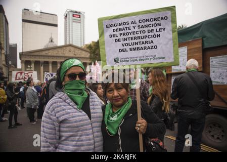 Am 29. September 2017 marschierten Frauenhaushälter von der Plaza de Mayo zum Kongress in Buenos Aires, Argentinien, unter dem Motto "legale, sichere und freie Abtreibung". Darüber hinaus wurde versucht, die geschlechtsspezifische Gewalt, der Frauen, Lesben und Trans ausgesetzt sind, sichtbar zu machen; Die verschiedenen Situationen der Verletzung des Rechts auf reproduktive Gesundheit und die Forderung nach der Debatte und Genehmigung des Gesetzentwurfs über die freiwillige Unterbrechung der Schwangerschaft, der von der Nationalen Kampagne für das Recht auf legale, sichere und kostenlose Abtreibung zum sechsten Mal im Kongress vorgestellt wurde. (Foto von Matias Jovet/NurPhoto) Stockfoto