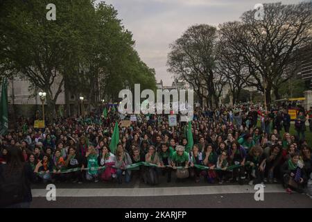 Am 29. September 2017 marschierten Frauenhaushälter von der Plaza de Mayo zum Kongress in Buenos Aires, Argentinien, unter dem Motto "legale, sichere und freie Abtreibung". Darüber hinaus wurde versucht, die geschlechtsspezifische Gewalt, der Frauen, Lesben und Trans ausgesetzt sind, sichtbar zu machen; Die verschiedenen Situationen der Verletzung des Rechts auf reproduktive Gesundheit und die Forderung nach der Debatte und Genehmigung des Gesetzentwurfs über die freiwillige Unterbrechung der Schwangerschaft, der von der Nationalen Kampagne für das Recht auf legale, sichere und kostenlose Abtreibung zum sechsten Mal im Kongress vorgestellt wurde. (Foto von Matias Jovet/NurPhoto) Stockfoto