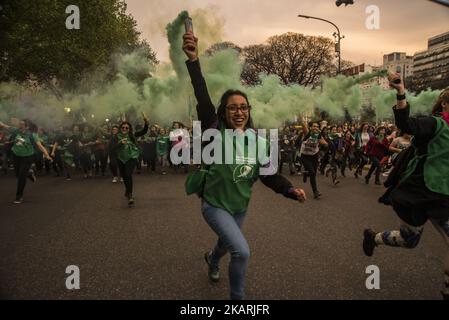 Am 29. September 2017 marschierten Frauenhaushälter von der Plaza de Mayo zum Kongress in Buenos Aires, Argentinien, unter dem Motto "legale, sichere und freie Abtreibung". Darüber hinaus wurde versucht, die geschlechtsspezifische Gewalt, der Frauen, Lesben und Trans ausgesetzt sind, sichtbar zu machen; Die verschiedenen Situationen der Verletzung des Rechts auf reproduktive Gesundheit und die Forderung nach der Debatte und Genehmigung des Gesetzentwurfs über die freiwillige Unterbrechung der Schwangerschaft, der von der Nationalen Kampagne für das Recht auf legale, sichere und kostenlose Abtreibung zum sechsten Mal im Kongress vorgestellt wurde. (Foto von Matias Jovet/NurPhoto) Stockfoto