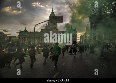 Am 29. September 2017 marschierten Frauenhaushälter von der Plaza de Mayo zum Kongress in Buenos Aires, Argentinien, unter dem Motto "legale, sichere und freie Abtreibung". Darüber hinaus wurde versucht, die geschlechtsspezifische Gewalt, der Frauen, Lesben und Trans ausgesetzt sind, sichtbar zu machen; Die verschiedenen Situationen der Verletzung des Rechts auf reproduktive Gesundheit und die Forderung nach der Debatte und Genehmigung des Gesetzentwurfs über die freiwillige Unterbrechung der Schwangerschaft, der von der Nationalen Kampagne für das Recht auf legale, sichere und kostenlose Abtreibung zum sechsten Mal im Kongress vorgestellt wurde. (Foto von Matias Jovet/NurPhoto) Stockfoto