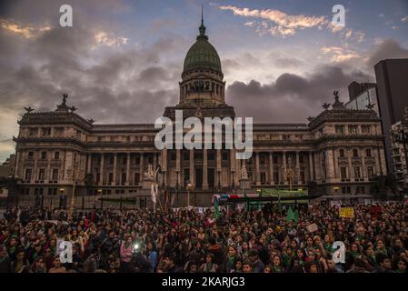 Am 29. September 2017 marschierten Frauenhaushälter von der Plaza de Mayo zum Kongress in Buenos Aires, Argentinien, unter dem Motto "legale, sichere und freie Abtreibung". Darüber hinaus wurde versucht, die geschlechtsspezifische Gewalt, der Frauen, Lesben und Trans ausgesetzt sind, sichtbar zu machen; Die verschiedenen Situationen der Verletzung des Rechts auf reproduktive Gesundheit und die Forderung nach der Debatte und Genehmigung des Gesetzentwurfs über die freiwillige Unterbrechung der Schwangerschaft, der von der Nationalen Kampagne für das Recht auf legale, sichere und kostenlose Abtreibung zum sechsten Mal im Kongress vorgestellt wurde. (Foto von Matias Jovet/NurPhoto) Stockfoto