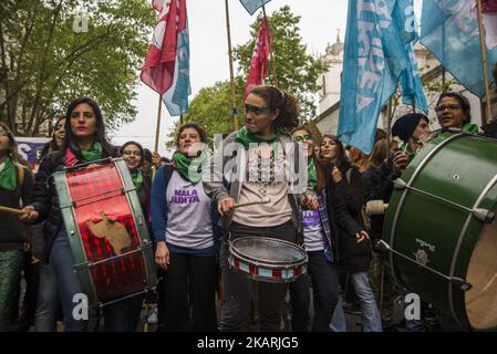 Am 29. September 2017 marschierten Frauenhaushälter von der Plaza de Mayo zum Kongress in Buenos Aires, Argentinien, unter dem Motto "legale, sichere und freie Abtreibung". Darüber hinaus wurde versucht, die geschlechtsspezifische Gewalt, der Frauen, Lesben und Trans ausgesetzt sind, sichtbar zu machen; Die verschiedenen Situationen der Verletzung des Rechts auf reproduktive Gesundheit und die Forderung nach der Debatte und Genehmigung des Gesetzentwurfs über die freiwillige Unterbrechung der Schwangerschaft, der von der Nationalen Kampagne für das Recht auf legale, sichere und kostenlose Abtreibung zum sechsten Mal im Kongress vorgestellt wurde. (Foto von Matias Jovet/NurPhoto) Stockfoto