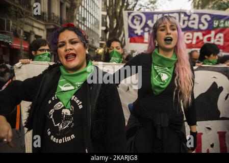 Am 29. September 2017 marschierten Frauenhaushälter von der Plaza de Mayo zum Kongress in Buenos Aires, Argentinien, unter dem Motto "legale, sichere und freie Abtreibung". Darüber hinaus wurde versucht, die geschlechtsspezifische Gewalt, der Frauen, Lesben und Trans ausgesetzt sind, sichtbar zu machen; Die verschiedenen Situationen der Verletzung des Rechts auf reproduktive Gesundheit und die Forderung nach der Debatte und Genehmigung des Gesetzentwurfs über die freiwillige Unterbrechung der Schwangerschaft, der von der Nationalen Kampagne für das Recht auf legale, sichere und kostenlose Abtreibung zum sechsten Mal im Kongress vorgestellt wurde. (Foto von Matias Jovet/NurPhoto) Stockfoto