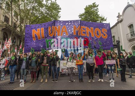 Am 29. September 2017 marschierten Frauenhaushälter von der Plaza de Mayo zum Kongress in Buenos Aires, Argentinien, unter dem Motto "legale, sichere und freie Abtreibung". Darüber hinaus wurde versucht, die geschlechtsspezifische Gewalt, der Frauen, Lesben und Trans ausgesetzt sind, sichtbar zu machen; Die verschiedenen Situationen der Verletzung des Rechts auf reproduktive Gesundheit und die Forderung nach der Debatte und Genehmigung des Gesetzentwurfs über die freiwillige Unterbrechung der Schwangerschaft, der von der Nationalen Kampagne für das Recht auf legale, sichere und kostenlose Abtreibung zum sechsten Mal im Kongress vorgestellt wurde. (Foto von Matias Jovet/NurPhoto) Stockfoto