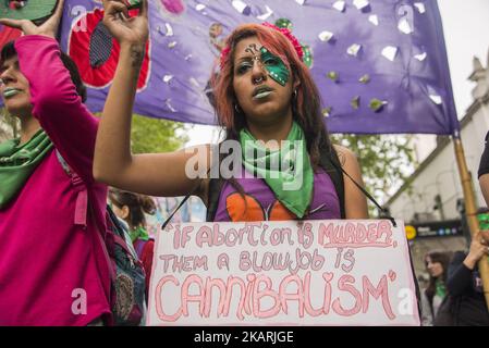 Am 29. September 2017 marschierten Frauenhaushälter von der Plaza de Mayo zum Kongress in Buenos Aires, Argentinien, unter dem Motto "legale, sichere und freie Abtreibung". Darüber hinaus wurde versucht, die geschlechtsspezifische Gewalt, der Frauen, Lesben und Trans ausgesetzt sind, sichtbar zu machen; Die verschiedenen Situationen der Verletzung des Rechts auf reproduktive Gesundheit und die Forderung nach der Debatte und Genehmigung des Gesetzentwurfs über die freiwillige Unterbrechung der Schwangerschaft, der von der Nationalen Kampagne für das Recht auf legale, sichere und kostenlose Abtreibung zum sechsten Mal im Kongress vorgestellt wurde. (Foto von Matias Jovet/NurPhoto) Stockfoto