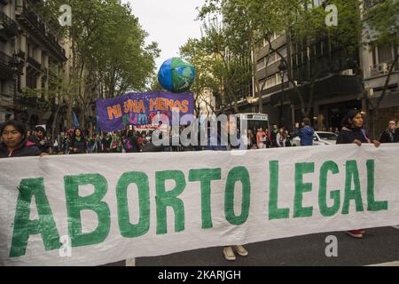 Am 29. September 2017 marschierten Frauenhaushälter von der Plaza de Mayo zum Kongress in Buenos Aires, Argentinien, unter dem Motto "legale, sichere und freie Abtreibung". Darüber hinaus wurde versucht, die geschlechtsspezifische Gewalt, der Frauen, Lesben und Trans ausgesetzt sind, sichtbar zu machen; Die verschiedenen Situationen der Verletzung des Rechts auf reproduktive Gesundheit und die Forderung nach der Debatte und Genehmigung des Gesetzentwurfs über die freiwillige Unterbrechung der Schwangerschaft, der von der Nationalen Kampagne für das Recht auf legale, sichere und kostenlose Abtreibung zum sechsten Mal im Kongress vorgestellt wurde. (Foto von Matias Jovet/NurPhoto) Stockfoto