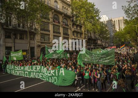 Am 29. September 2017 marschierten Frauenhaushälter von der Plaza de Mayo zum Kongress in Buenos Aires, Argentinien, unter dem Motto "legale, sichere und freie Abtreibung". Darüber hinaus wurde versucht, die geschlechtsspezifische Gewalt, der Frauen, Lesben und Trans ausgesetzt sind, sichtbar zu machen; Die verschiedenen Situationen der Verletzung des Rechts auf reproduktive Gesundheit und die Forderung nach der Debatte und Genehmigung des Gesetzentwurfs über die freiwillige Unterbrechung der Schwangerschaft, der von der Nationalen Kampagne für das Recht auf legale, sichere und kostenlose Abtreibung zum sechsten Mal im Kongress vorgestellt wurde. (Foto von Matias Jovet/NurPhoto) Stockfoto