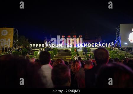 Katalanische Mittiter bei der letzten Veranstaltung vor dem Referendum über die Unabhängigkeit ihrer Region in Barcelona am 29. September 2017. Die katalanische Nationalversammlung, die Òmnium Cultural und alle souverän-Parteien organisierten einen großen Schlussakt der Ja-Kampagne und eine massive Wahlnacht. (Foto von Guillaume Pinon/NurPhoto) Stockfoto