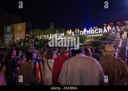 Katalanische Mittiter bei der letzten Veranstaltung vor dem Referendum über die Unabhängigkeit ihrer Region in Barcelona am 29. September 2017. Die katalanische Nationalversammlung, die Òmnium Cultural und alle souverän-Parteien organisierten einen großen Schlussakt der Ja-Kampagne und eine massive Wahlnacht. (Foto von Guillaume Pinon/NurPhoto) Stockfoto