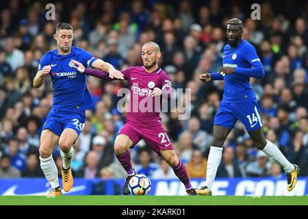 Der Mittelfeldspieler von Manchester City, David Silva (21), kämpft am 30. September 2016 mit dem Chelsea-Verteidiger Gary Cahill (24) während des Premier League-Spiels zwischen Chelsea und Manchester City in Stamford Bridge, London, England. (Foto von Kieran Galvin/NurPhoto) Stockfoto