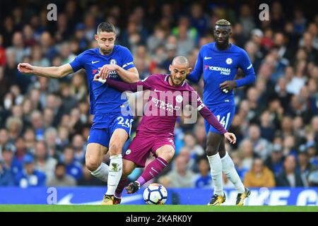 Der Mittelfeldspieler von Manchester City, David Silva (21), kämpft am 30. September 2016 mit dem Chelsea-Verteidiger Gary Cahill (24) während des Premier League-Spiels zwischen Chelsea und Manchester City in Stamford Bridge, London, England. (Foto von Kieran Galvin/NurPhoto) Stockfoto