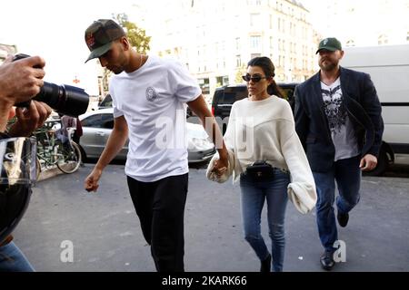 Das Paar Younes Bendjima und Kourtney Kardashian gehen am 30. September 2017 in Paris, Frankreich, zu einem Videospielraum namens „la tête des nuages“. (Foto von Mehdi Taamallah / NurPhoto) Stockfoto