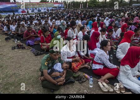 Rund 5,000 Balinesen versammeln sich am 30. September 2017 zum Massengebet für den Berg Agung und die Sicherheit in Denpasar, Bali, Indonesien. Die seismische Aktivität unterhalb des Mount Agung hat in den letzten Wochen mit Hunderten von Zittern jeden Tag zu einer Zunahme geführt. Über das Wochenende ist eine Rauchwolke aus dem Krater aufgestiegen. Mehr als 144,000 Menschen sind aus dem Gebiet um den Krater geflohen, und die Alarmstufe wurde am 22.. September auf den höchsten Stand angehoben. (Foto von Agoes Rudianto/NurPhoto) Stockfoto