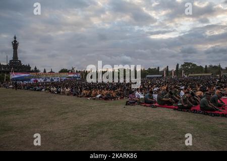 Rund 5,000 Balinesen versammeln sich am 30. September 2017 zum Massengebet für den Berg Agung und die Sicherheit in Denpasar, Bali, Indonesien. Die seismische Aktivität unterhalb des Mount Agung hat in den letzten Wochen mit Hunderten von Zittern jeden Tag zu einer Zunahme geführt. Über das Wochenende ist eine Rauchwolke aus dem Krater aufgestiegen. Mehr als 144,000 Menschen sind aus dem Gebiet um den Krater geflohen, und die Alarmstufe wurde am 22.. September auf den höchsten Stand angehoben. (Foto von Agoes Rudianto/NurPhoto) Stockfoto