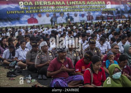 Rund 5,000 Balinesen versammeln sich am 30. September 2017 zum Massengebet für den Berg Agung und die Sicherheit in Denpasar, Bali, Indonesien. Die seismische Aktivität unterhalb des Mount Agung hat in den letzten Wochen mit Hunderten von Zittern jeden Tag zu einer Zunahme geführt. Über das Wochenende ist eine Rauchwolke aus dem Krater aufgestiegen. Mehr als 144,000 Menschen sind aus dem Gebiet um den Krater geflohen, und die Alarmstufe wurde am 22.. September auf den höchsten Stand angehoben. (Foto von Agoes Rudianto/NurPhoto) Stockfoto