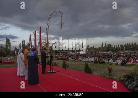 Rund 5,000 Balinesen versammeln sich am 30. September 2017 zum Massengebet für den Berg Agung und die Sicherheit in Denpasar, Bali, Indonesien. Die seismische Aktivität unterhalb des Mount Agung hat in den letzten Wochen mit Hunderten von Zittern jeden Tag zu einer Zunahme geführt. Über das Wochenende ist eine Rauchwolke aus dem Krater aufgestiegen. Mehr als 144,000 Menschen sind aus dem Gebiet um den Krater geflohen, und die Alarmstufe wurde am 22.. September auf den höchsten Stand angehoben. (Foto von Agoes Rudianto/NurPhoto) Stockfoto