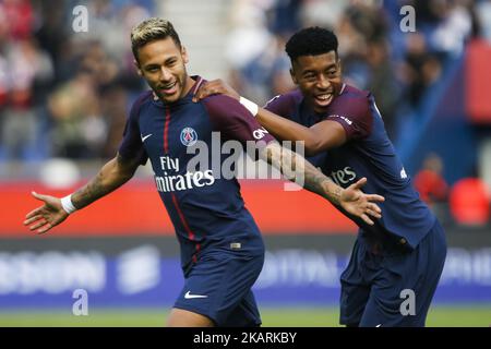 Der brasilianische Stürmer von Paris Saint-Germain, Neymar (L), wird vom französischen Verteidiger von Paris Saint-Germain, Presnel Kimpembe (R), nach einem Freistoß beim französischen L1 Fußballspiel Paris Saint-Germain (PSG) gegen Bordeaux (FCGB) am 30. September 2017 im Stadion Parc des Princes in Paris, gratuliert. (Foto von Geoffroy Van der Hasselt/NurPhoto) Stockfoto