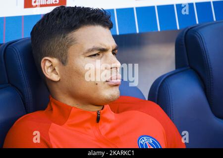 Der brasilianische Verteidiger von Paris Saint Germain, Thiago Silva, blickt während des Fußballspiels der französischen Ligue 1 zwischen Paris Saint-Germain und Bordeaux am 30. September 2017 im Stadion Parc des Princes in Paris auf. (Foto von Geoffroy Van der Hasselt/NurPhoto) Stockfoto