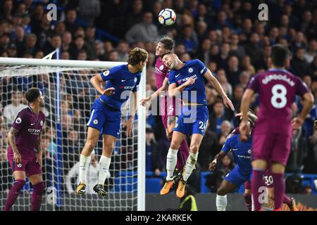 Chelsea Defender Gary Cahill (24) springt während des Premier League-Spiels zwischen Chelsea und Manchester City am 30. September 2017 in Stamford Bridge, London, England, gegen den Manchester City Verteidiger John Stones (5). (Foto von Kieran Galvin/NurPhoto) Stockfoto