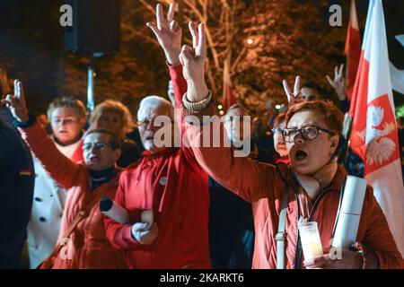 Eine regierungsfeindliche Kerzenlichtmahnwache vor dem Bezirksgericht Krakau am Sonntagabend im Zusammenhang mit Justizreformen in Polen. Am Sonntag, den 1. Oktober 2017, in Krakau, Polen. Foto von Artur Widak Stockfoto