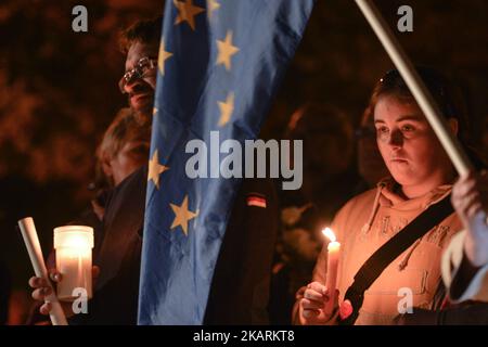 Eine regierungsfeindliche Kerzenlichtmahnwache vor dem Bezirksgericht Krakau am Sonntagabend im Zusammenhang mit Justizreformen in Polen. Am Sonntag, den 1. Oktober 2017, in Krakau, Polen. Foto von Artur Widak Stockfoto