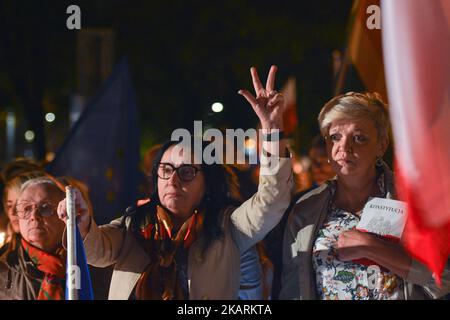 Eine regierungsfeindliche Kerzenlichtmahnwache vor dem Bezirksgericht Krakau am Sonntagabend im Zusammenhang mit Justizreformen in Polen. Am Sonntag, den 1. Oktober 2017, in Krakau, Polen. Foto von Artur Widak Stockfoto