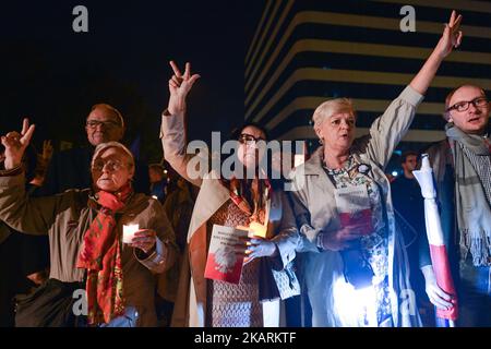 Eine regierungsfeindliche Kerzenlichtmahnwache vor dem Bezirksgericht Krakau am Sonntagabend im Zusammenhang mit Justizreformen in Polen. Am Sonntag, den 1. Oktober 2017, in Krakau, Polen. Foto von Artur Widak Stockfoto