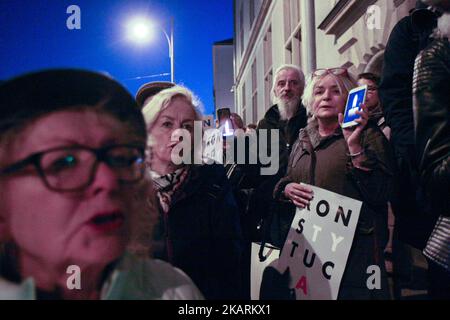 Demonstranten vor dem Landgericht Danzig werden in Danzig, Polen, gesehen am 1. Oktober 2017 versammelten sich Massen vor dem Landgericht und anderen Städten im ganzen Land, um gegen die Pläne des Präsidenten und der Regierung zu protestieren, die Änderungen am Justizsystem Polands vornahmen. Die Demonstranten argumentierten, dass die Änderungen die Unabhängigkeit der Justiz einschränken und die Gewaltenteilung im Land bedrohen würden. (Foto von Michal Fludra/NurPhoto) Stockfoto