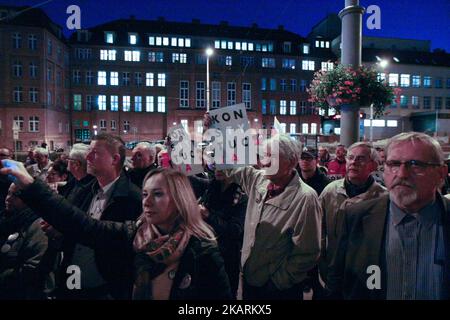 Demonstranten vor dem Landgericht Danzig werden in Danzig, Polen, gesehen am 1. Oktober 2017 versammelten sich Massen vor dem Landgericht und anderen Städten im ganzen Land, um gegen die Pläne des Präsidenten und der Regierung zu protestieren, die Änderungen am Justizsystem Polands vornahmen. Die Demonstranten argumentierten, dass die Änderungen die Unabhängigkeit der Justiz einschränken und die Gewaltenteilung im Land bedrohen würden. (Foto von Michal Fludra/NurPhoto) Stockfoto