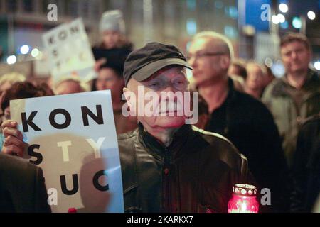 Demonstranten vor dem Landgericht Danzig werden in Danzig, Polen, gesehen am 1. Oktober 2017 versammelten sich Massen vor dem Landgericht und anderen Städten im ganzen Land, um gegen die Pläne des Präsidenten und der Regierung zu protestieren, die Änderungen am Justizsystem Polands vornahmen. Die Demonstranten argumentierten, dass die Änderungen die Unabhängigkeit der Justiz einschränken und die Gewaltenteilung im Land bedrohen würden. (Foto von Michal Fludra/NurPhoto) Stockfoto