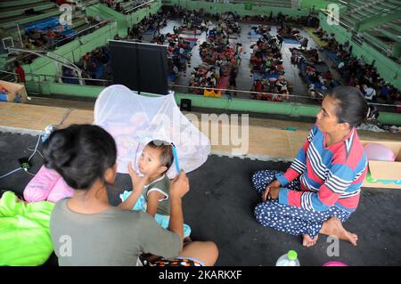 BALI, INDONESIEN, OKTOBER, 01 : am 9. Tag vor dem Ausbruch des Mount Agung sind die Bewohner gesättigt und müde, im Oktober 01,2017 im Flüchtlingslager in Gor Swecapura, Klungkung Regentschaft, Bali, zu leben. Die Zahl der Gunung Agung-Flüchtlinge in der Provinz Bali ist gestiegen. Das Operation Control Center der Bali Disaster Management Agency verzeichnete die Zahl der Flüchtlinge, die derzeit 141.509 Menschen erreichen. Sie sind in 377 Flüchtlingslagern in 9 Distrikten / Städten in Bali verteilt. Und die Daten über die Zahl der Flüchtlinge nehmen weiter zu. Dasril Roszandi (Foto von Dasril Roszandi/NurPhoto) Stockfoto