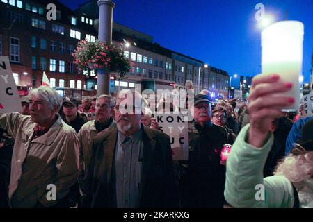 Demonstranten vor dem Landgericht Danzig werden in Danzig, Polen, gesehen am 1. Oktober 2017 versammelten sich Massen vor dem Landgericht und anderen Städten im ganzen Land, um gegen die Pläne des Präsidenten und der Regierung zu protestieren, die Änderungen am Justizsystem Polands vornahmen. Die Demonstranten argumentierten, dass die Änderungen die Unabhängigkeit der Justiz einschränken und die Gewaltenteilung im Land bedrohen würden. (Foto von Michal Fludra/NurPhoto) Stockfoto