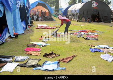 BALI, INDONESIEN, OKTOBER, 01 : am 9. Tag vor dem Ausbruch des Mount Agung sind die Bewohner gesättigt und müde, im Oktober 01,2017 im Flüchtlingslager in Gor Swecapura, Klungkung Regentschaft, Bali, zu leben. Die Zahl der Gunung Agung-Flüchtlinge in der Provinz Bali ist gestiegen. Das Operation Control Center der Bali Disaster Management Agency verzeichnete die Zahl der Flüchtlinge, die derzeit 141.509 Menschen erreichen. Sie sind in 377 Flüchtlingslagern in 9 Distrikten / Städten in Bali verteilt. Und die Daten über die Zahl der Flüchtlinge nehmen weiter zu. Dasril Roszandi (Foto von Dasril Roszandi/NurPhoto) Stockfoto