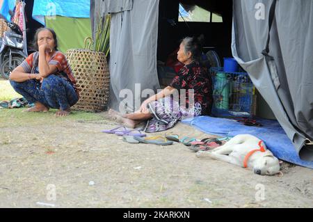 BALI, INDONESIEN, OKTOBER, 01 : am 9. Tag vor dem Ausbruch des Mount Agung sind die Bewohner gesättigt und müde, im Oktober 01,2017 im Flüchtlingslager in Gor Swecapura, Klungkung Regentschaft, Bali, zu leben. Die Zahl der Gunung Agung-Flüchtlinge in der Provinz Bali ist gestiegen. Das Operation Control Center der Bali Disaster Management Agency verzeichnete die Zahl der Flüchtlinge, die derzeit 141.509 Menschen erreichen. Sie sind in 377 Flüchtlingslagern in 9 Distrikten / Städten in Bali verteilt. Und die Daten über die Zahl der Flüchtlinge nehmen weiter zu. Dasril Roszandi (Foto von Dasril Roszandi/NurPhoto) Stockfoto