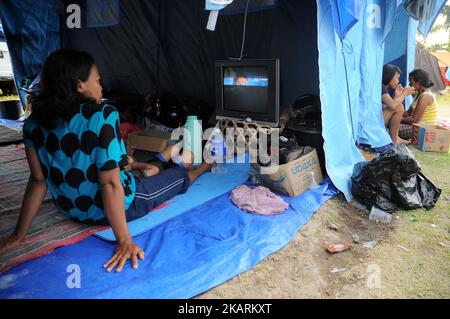 BALI, INDONESIEN, OKTOBER, 01 : am 9. Tag vor dem Ausbruch des Mount Agung sind die Bewohner gesättigt und müde, im Oktober 01,2017 im Flüchtlingslager in Gor Swecapura, Klungkung Regentschaft, Bali, zu leben. Die Zahl der Gunung Agung-Flüchtlinge in der Provinz Bali ist gestiegen. Das Operation Control Center der Bali Disaster Management Agency verzeichnete die Zahl der Flüchtlinge, die derzeit 141.509 Menschen erreichen. Sie sind in 377 Flüchtlingslagern in 9 Distrikten / Städten in Bali verteilt. Und die Daten über die Zahl der Flüchtlinge nehmen weiter zu. Dasril Roszandi (Foto von Dasril Roszandi/NurPhoto) Stockfoto