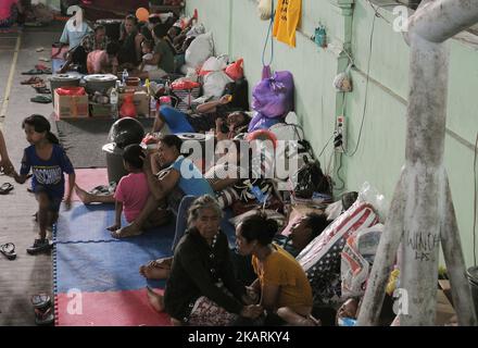 BALI, INDONESIEN, OKTOBER, 01 : am 9. Tag vor dem Ausbruch des Mount Agung sind die Bewohner gesättigt und müde, im Oktober 01,2017 im Flüchtlingslager in Gor Swecapura, Klungkung Regentschaft, Bali, zu leben. Die Zahl der Gunung Agung-Flüchtlinge in der Provinz Bali ist gestiegen. Das Operation Control Center der Bali Disaster Management Agency verzeichnete die Zahl der Flüchtlinge, die derzeit 141.509 Menschen erreichen. Sie sind in 377 Flüchtlingslagern in 9 Distrikten / Städten in Bali verteilt. Und die Daten über die Zahl der Flüchtlinge nehmen weiter zu. Dasril Roszandi (Foto von Dasril Roszandi/NurPhoto) Stockfoto