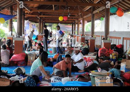 BALI, INDONESIEN, OKTOBER, 01 : am 9. Tag vor dem Ausbruch des Mount Agung sind die Bewohner gesättigt und müde, im Oktober 01,2017 im Flüchtlingslager in Gor Swecapura, Klungkung Regentschaft, Bali, zu leben. Die Zahl der Gunung Agung-Flüchtlinge in der Provinz Bali ist gestiegen. Das Operation Control Center der Bali Disaster Management Agency verzeichnete die Zahl der Flüchtlinge, die derzeit 141.509 Menschen erreichen. Sie sind in 377 Flüchtlingslagern in 9 Distrikten / Städten in Bali verteilt. Und die Daten über die Zahl der Flüchtlinge nehmen weiter zu. Dasril Roszandi (Foto von Dasril Roszandi/NurPhoto) Stockfoto