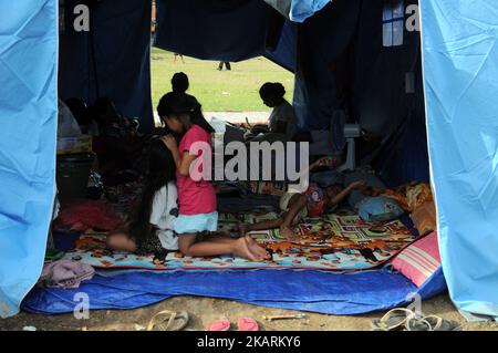 BALI, INDONESIEN, OKTOBER, 01 : am 9. Tag vor dem Ausbruch des Mount Agung sind die Bewohner gesättigt und müde, im Oktober 01,2017 im Flüchtlingslager in Gor Swecapura, Klungkung Regentschaft, Bali, zu leben. Die Zahl der Gunung Agung-Flüchtlinge in der Provinz Bali ist gestiegen. Das Operation Control Center der Bali Disaster Management Agency verzeichnete die Zahl der Flüchtlinge, die derzeit 141.509 Menschen erreichen. Sie sind in 377 Flüchtlingslagern in 9 Distrikten / Städten in Bali verteilt. Und die Daten über die Zahl der Flüchtlinge nehmen weiter zu. Dasril Roszandi (Foto von Dasril Roszandi/NurPhoto) Stockfoto