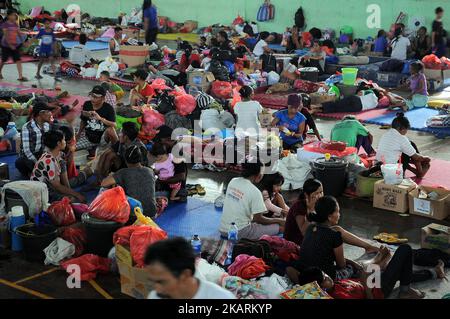 BALI, INDONESIEN, OKTOBER, 01 : am 9. Tag vor dem Ausbruch des Mount Agung sind die Bewohner gesättigt und müde, im Oktober 01,2017 im Flüchtlingslager in Gor Swecapura, Klungkung Regentschaft, Bali, zu leben. Die Zahl der Gunung Agung-Flüchtlinge in der Provinz Bali ist gestiegen. Das Operation Control Center der Bali Disaster Management Agency verzeichnete die Zahl der Flüchtlinge, die derzeit 141.509 Menschen erreichen. Sie sind in 377 Flüchtlingslagern in 9 Distrikten / Städten in Bali verteilt. Und die Daten über die Zahl der Flüchtlinge nehmen weiter zu. Dasril Roszandi (Foto von Dasril Roszandi/NurPhoto) Stockfoto