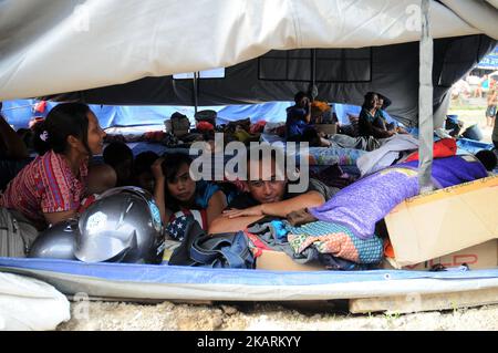 BALI, INDONESIEN, OKTOBER, 01 : am 9. Tag vor dem Ausbruch des Mount Agung sind die Bewohner gesättigt und müde, im Oktober 01,2017 im Flüchtlingslager in Gor Swecapura, Klungkung Regentschaft, Bali, zu leben. Die Zahl der Gunung Agung-Flüchtlinge in der Provinz Bali ist gestiegen. Das Operation Control Center der Bali Disaster Management Agency verzeichnete die Zahl der Flüchtlinge, die derzeit 141.509 Menschen erreichen. Sie sind in 377 Flüchtlingslagern in 9 Distrikten / Städten in Bali verteilt. Und die Daten über die Zahl der Flüchtlinge nehmen weiter zu. Dasril Roszandi (Foto von Dasril Roszandi/NurPhoto) Stockfoto