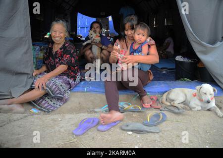 BALI, INDONESIEN, OKTOBER, 01 : am 9. Tag vor dem Ausbruch des Mount Agung sind die Bewohner gesättigt und müde, im Oktober 01,2017 im Flüchtlingslager in Gor Swecapura, Klungkung Regentschaft, Bali, zu leben. Die Zahl der Gunung Agung-Flüchtlinge in der Provinz Bali ist gestiegen. Das Operation Control Center der Bali Disaster Management Agency verzeichnete die Zahl der Flüchtlinge, die derzeit 141.509 Menschen erreichen. Sie sind in 377 Flüchtlingslagern in 9 Distrikten / Städten in Bali verteilt. Und die Daten über die Zahl der Flüchtlinge nehmen weiter zu. Dasril Roszandi (Foto von Dasril Roszandi/NurPhoto) Stockfoto