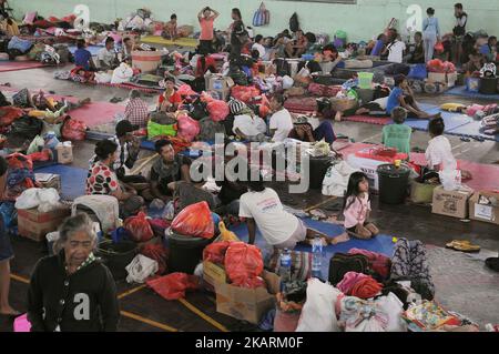 BALI, INDONESIEN, OKTOBER, 01 : am 9. Tag vor dem Ausbruch des Mount Agung sind die Bewohner gesättigt und müde, im Oktober 01,2017 im Flüchtlingslager in Gor Swecapura, Klungkung Regentschaft, Bali, zu leben. Die Zahl der Gunung Agung-Flüchtlinge in der Provinz Bali ist gestiegen. Das Operation Control Center der Bali Disaster Management Agency verzeichnete die Zahl der Flüchtlinge, die derzeit 141.509 Menschen erreichen. Sie sind in 377 Flüchtlingslagern in 9 Distrikten / Städten in Bali verteilt. Und die Daten über die Zahl der Flüchtlinge nehmen weiter zu. Dasril Roszandi (Foto von Dasril Roszandi/NurPhoto) Stockfoto