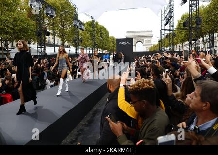 Models gehen während der Le Defile L'Oreal Paris Show im Rahmen der Paris Fashion Week Womenswear Spring/Summer 2018 auf der Champs Elysees Avenue in Paris, Frankreich, am 1. Oktober 2017 auf die Piste. (Foto von Mehdi Taamallah/NurPhoto) Stockfoto