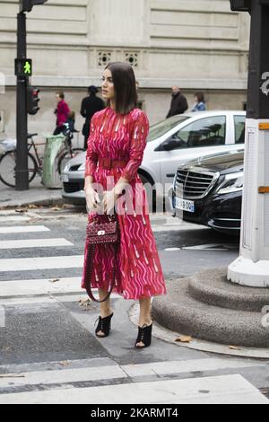 Camila Coelho trägt ein rotes Kleid, das außerhalb von Valentino während der Pariser Fashion Week Frühjahr/Sommer 2018 am 1. Oktober 2017 in Paris, Frankreich, zu sehen ist. (Foto von Nataliya Petrova/NurPhoto) Stockfoto